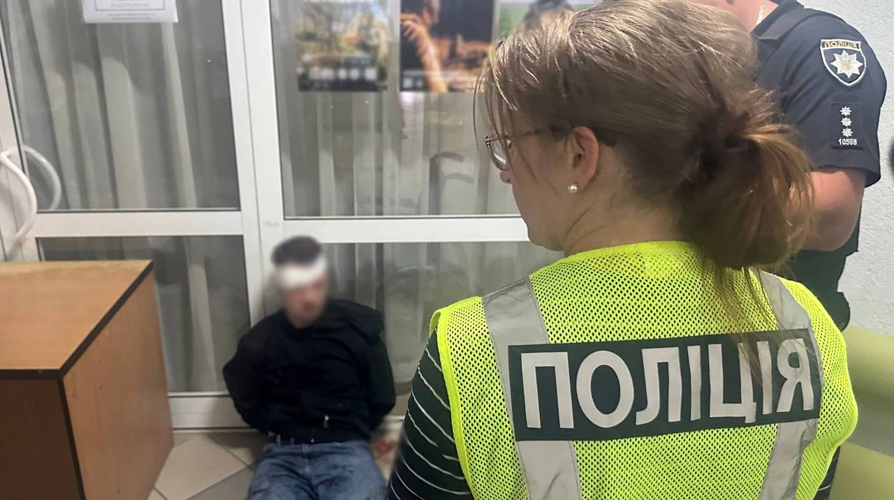 У Києві на ВЛК 31-річний чоловік завдав ножових поранень лікарці: підтверджені факти