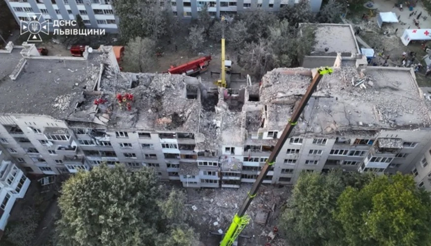 Львів увечері 30 липня: рятувальники шукають двох людей під завалами після ракетного удару