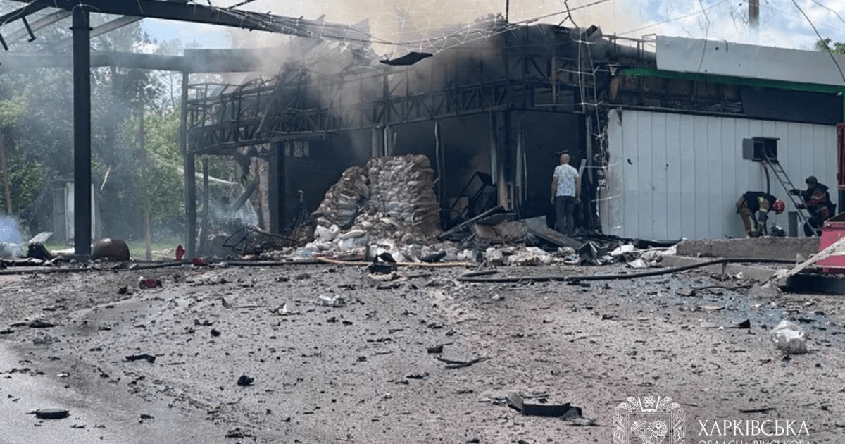 Пошкоджена АЗС в Ізюмі після ворожого удару, фото Харківської ОВА