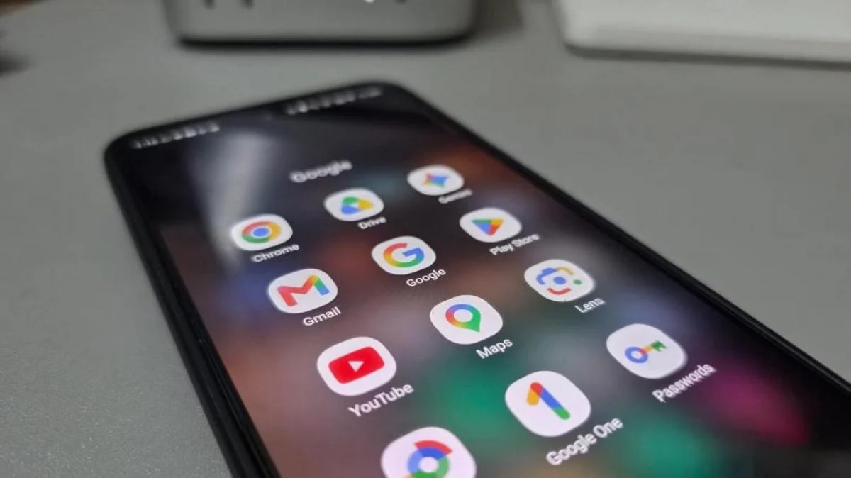 Смартфон Android з відкритим меню налаштувань застосунку Google