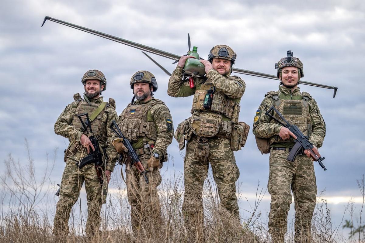 Безпілотник середньої дальності на фоні неба