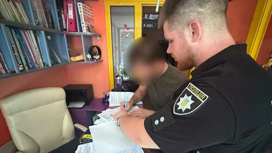 Фото підозрюваного із соцмереж та фото поліції Хмельниччини із затримання