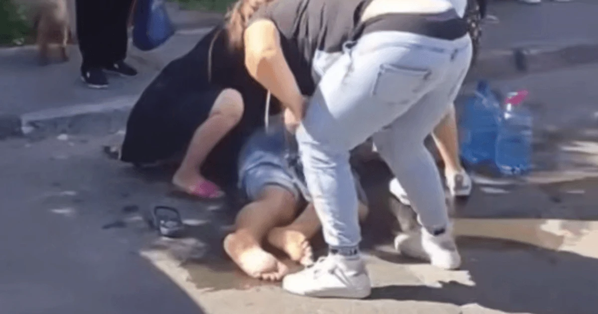 Будівля Сихівського районного ТЦК та СП у Львові, мікроавтобус та бригада екстреної медичної допомоги біля територіального