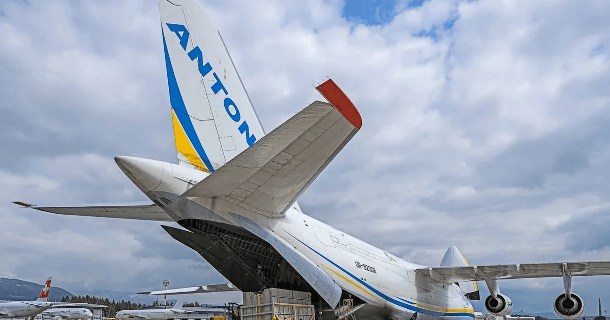 Український вантажний літак «Антонов» Ан-124 в аеропорту Лейпциг/Галле