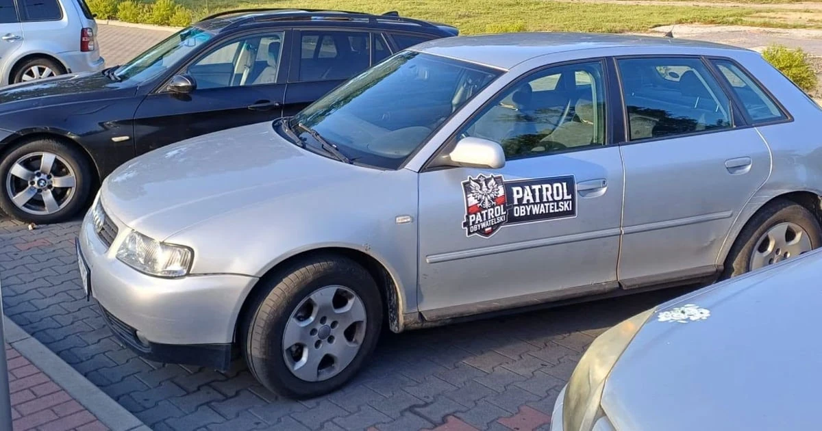 Члени Patrole Obywatelskie зі спеціальним маркуванням на автомобілі, фото з Facebook-сторінки організації