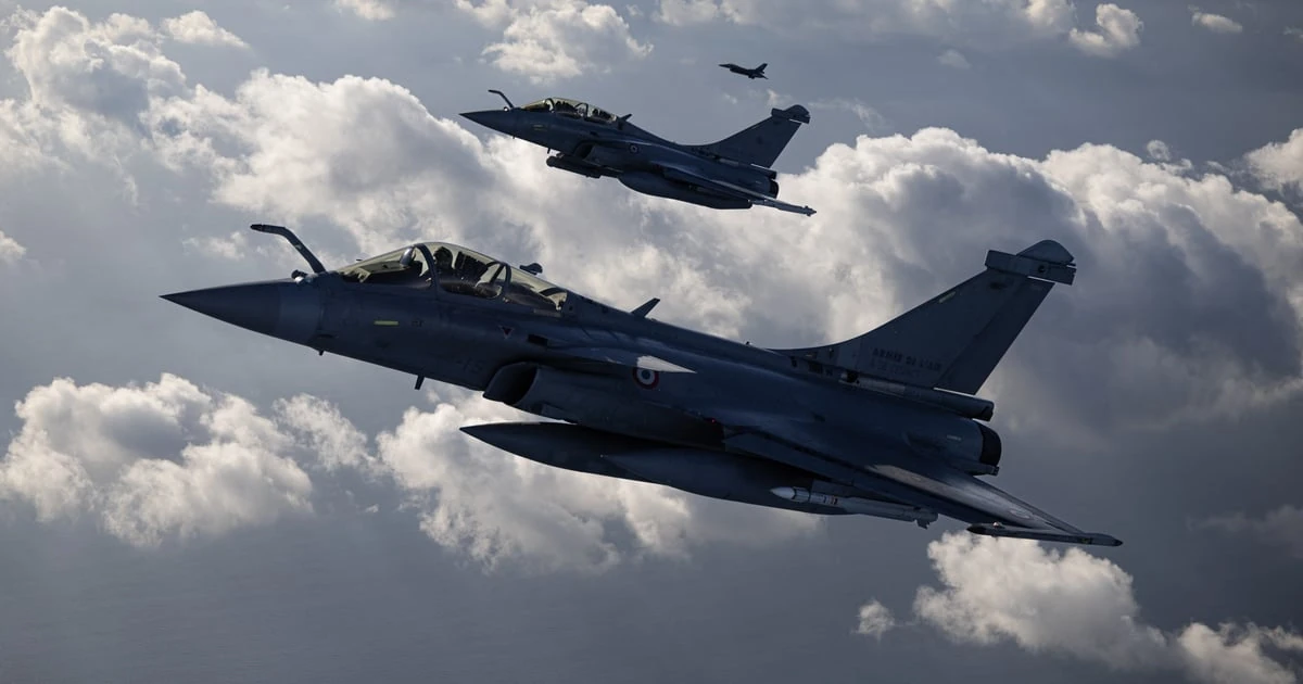 Ілюстративне фото двох винищувачів Rafale ВПС Франції під час навчань Volfa 2025, фото ALAIN JOCARD/AFP via Getty Images