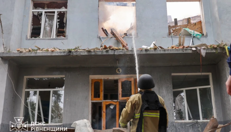 Рятувальники ДСНС працюють на місці падіння уламків БпЛА у Рівному
